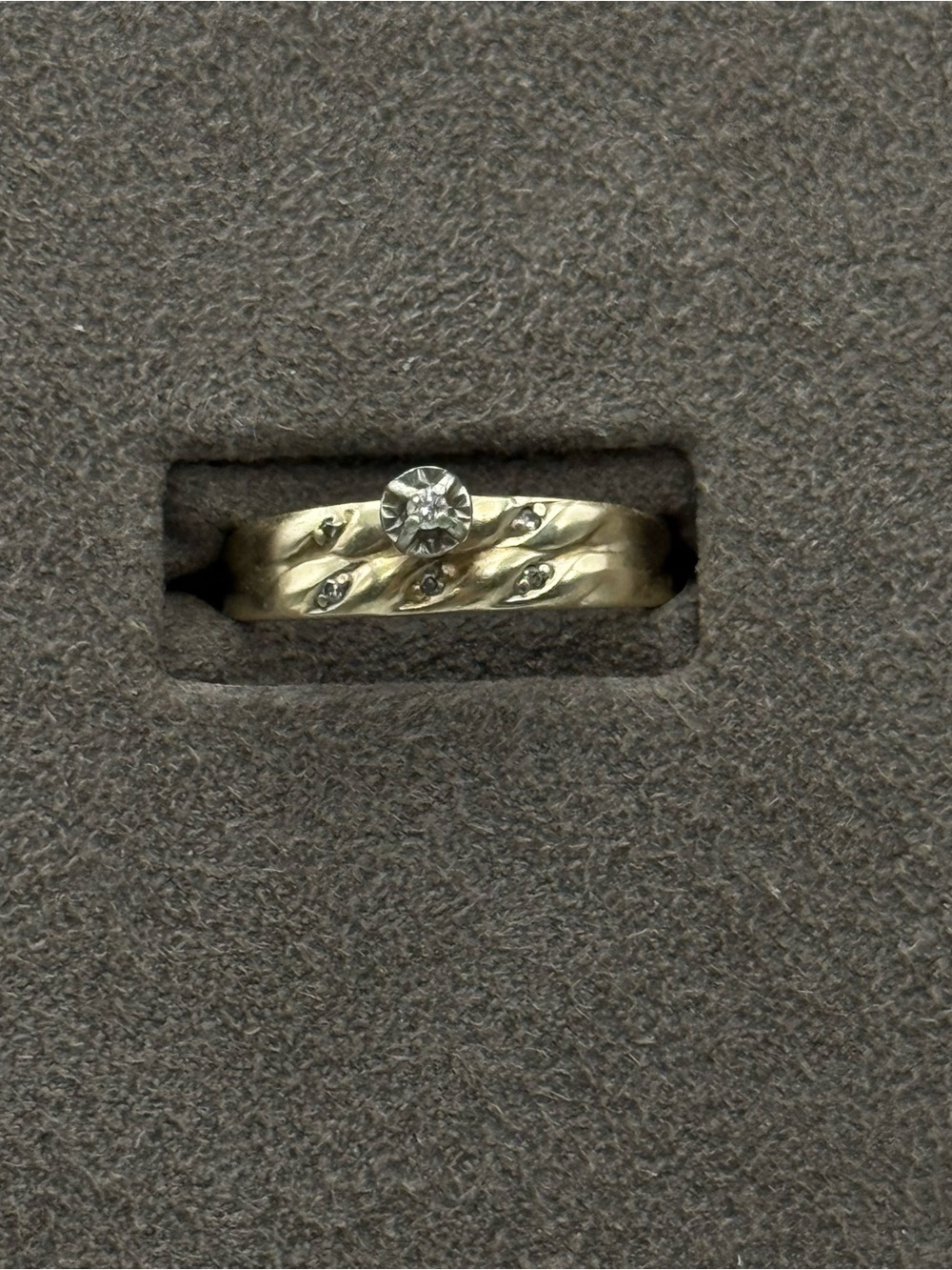 Vintage 10k Classic Gold-Tone Spiral Ring small diamonds 4 grams